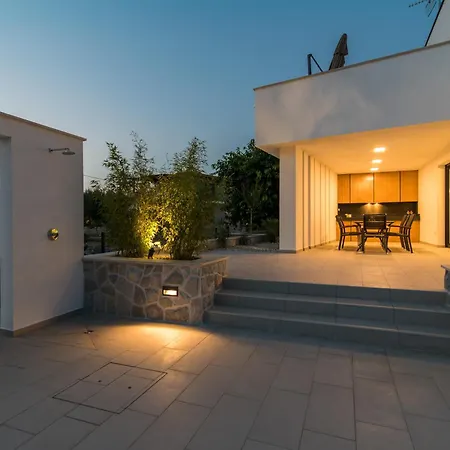 Salvia With Pool Villa