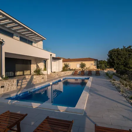 Villa Salvia With Pool *