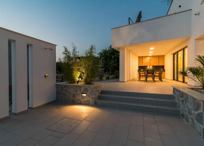 Salvia With Pool Vilă