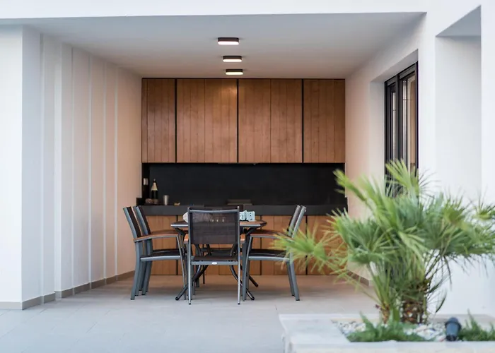 Salvia With Pool Vilă *