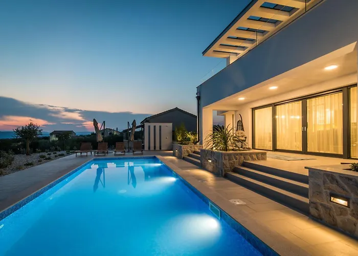 Salvia With Pool Vilă *