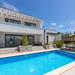Villa Salvia With Pool *
