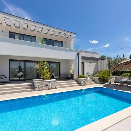 Vilă Salvia With Pool *