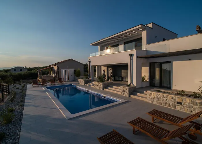 Salvia With Pool Linardici