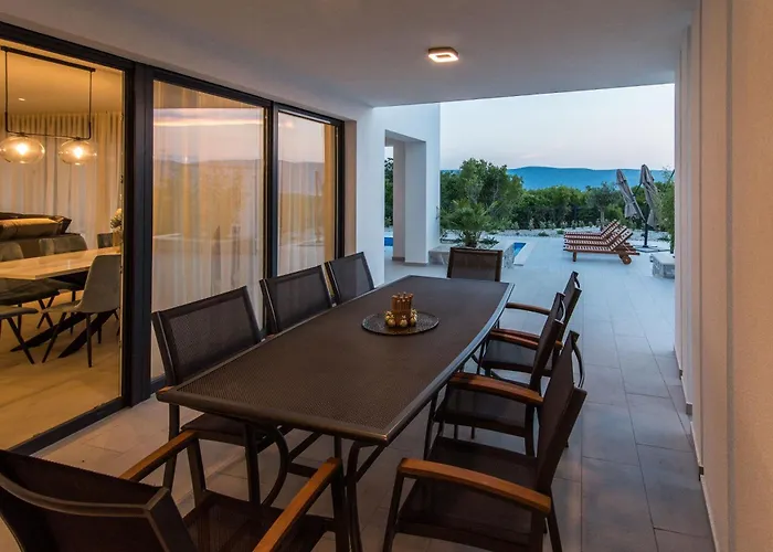 Salvia With Pool Vila Linardici