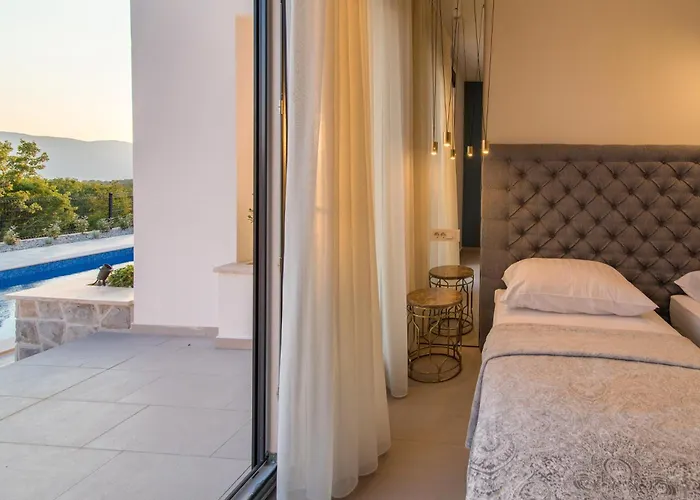 Vila Salvia With Pool Linardici