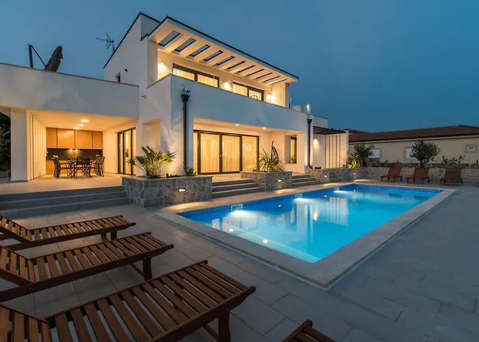 Vila Salvia With Pool Linardici