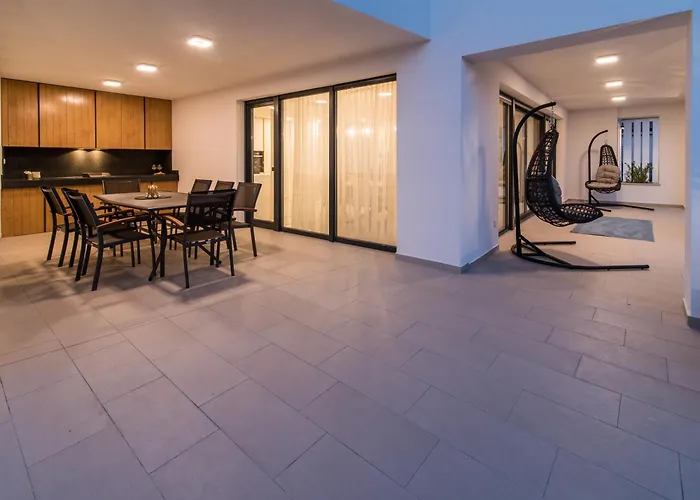 Salvia With Pool * Linardici