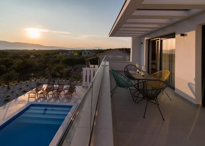 Salvia With Pool Vila Linardici