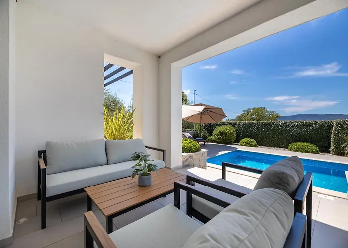 Vila Salvia With Pool Linardici