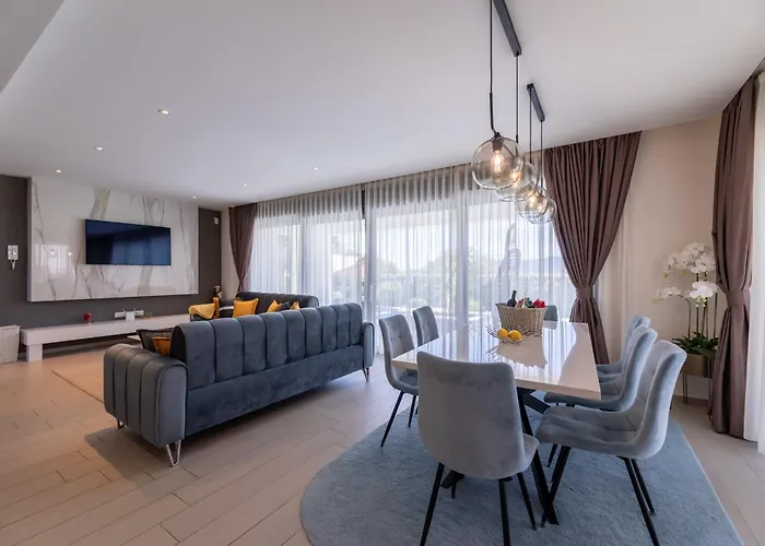 Salvia With Pool Vila Linardici