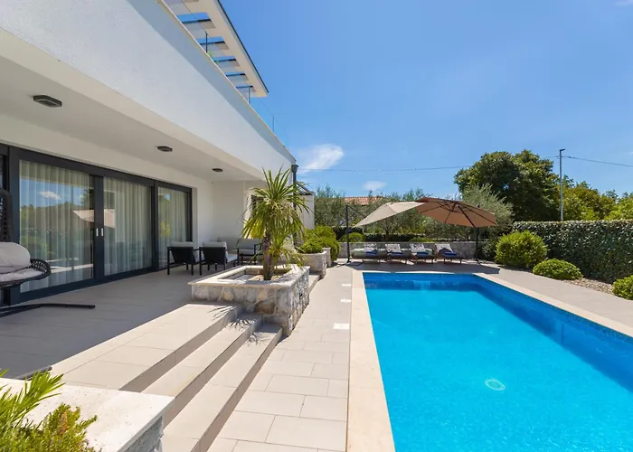 Vila Salvia With Pool Linardici