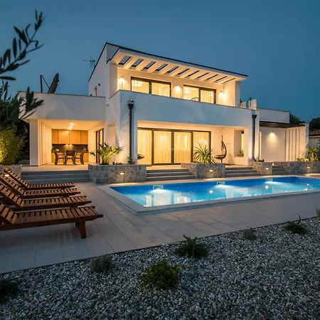 Salvia With Pool Villa